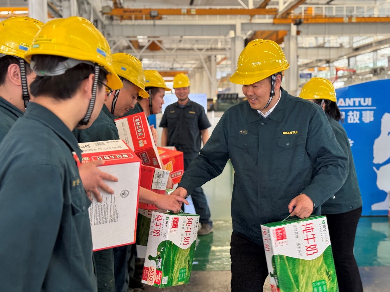 山重建机公司工会慰问一线大干职工